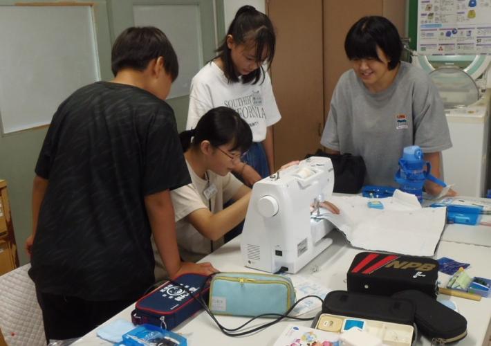 6年生の家庭科でミシンを使う学習をサポートするKOS