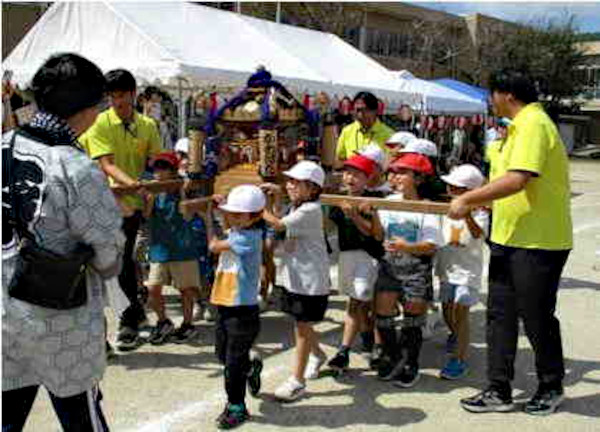 山王小まつりにて「みこしリレー」の様子