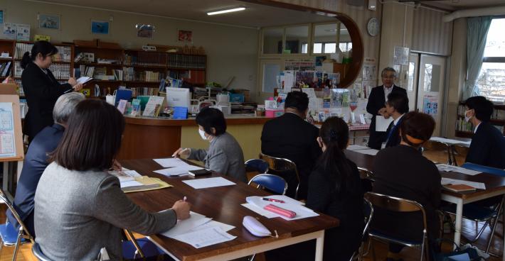 戸頭小・中学校の第3回学校運営協議会での、教育長からのお話の様子