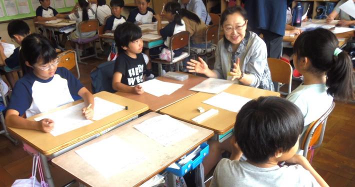 「スマイルサポーター」が取手西小学校の3年生の学習の時間で講師を務めた様子