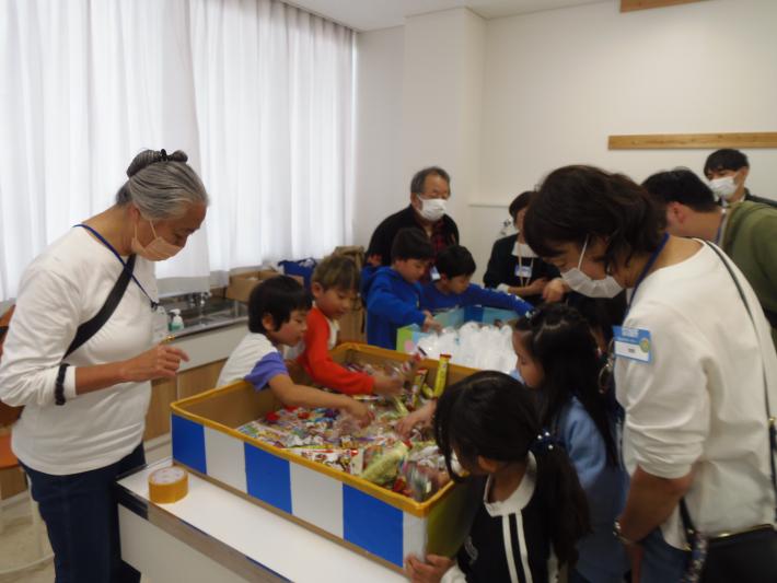 白山小学校「白山小まつり」の「お菓子とり」の様子