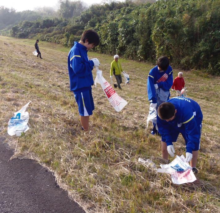 藤代中学校1年生による小貝川クリーン大作戦の様子