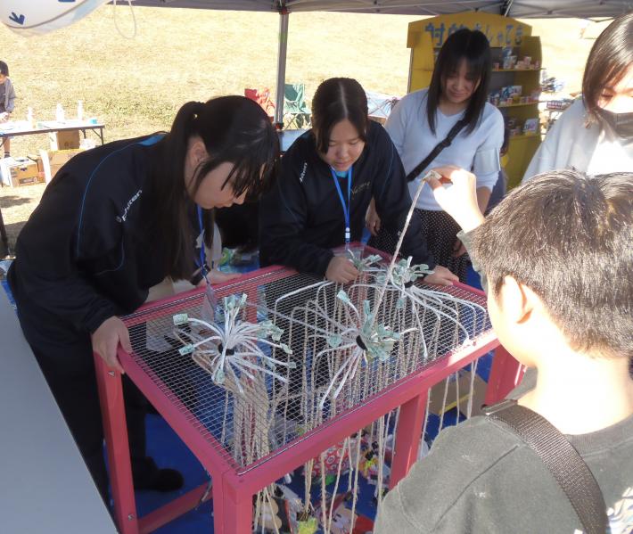 ゆめみ野フェスティバルで、永山中学校の生徒たちによるボランティア活動の様子