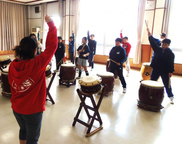 六郷小学校6年生が和太鼓に挑戦している様子