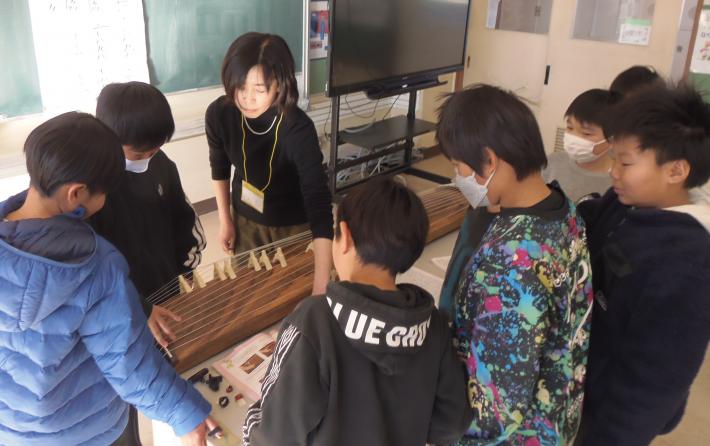 取手西小学校4年生が「和楽器・琴」を教わっている様子