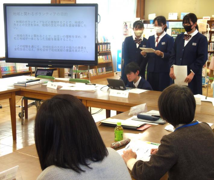 藤代南中学校の生徒会代表が地域活動について発表している様子