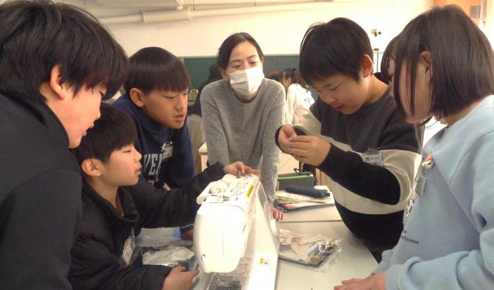 久賀小学校5年生のミシンを使った家庭科授業の様子