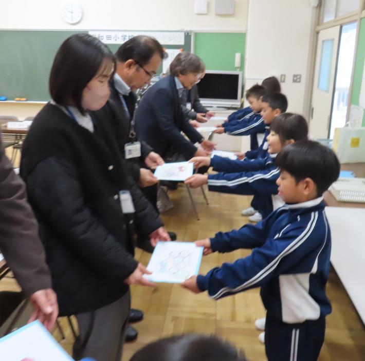 宮和田小学校の1年生から6年生へ感謝の手紙を渡している様子