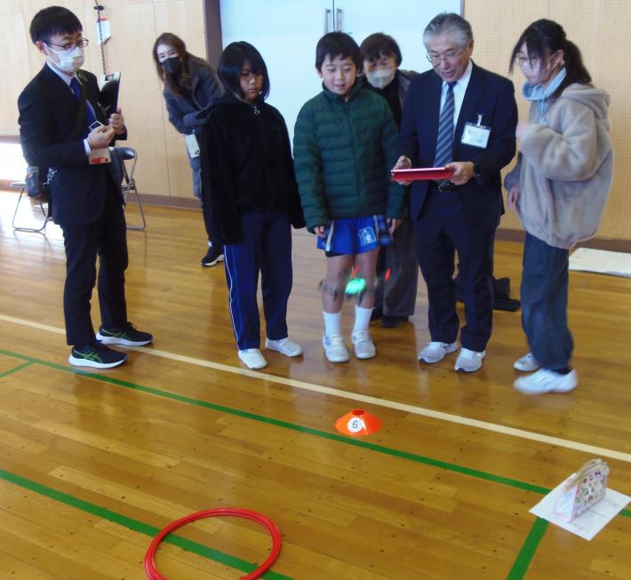 ドローンで学ぶプログラミング学習で教育長も挑戦している様子