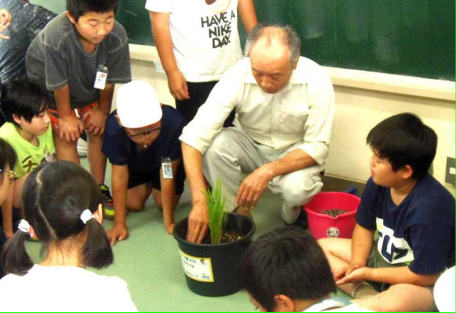 寺原小学校5年生バケツ水稲栽培レクチャーの様子