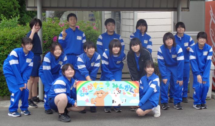 高須公民館の「館銘板」を作成、贈呈した藤代南中学校美術部の写真