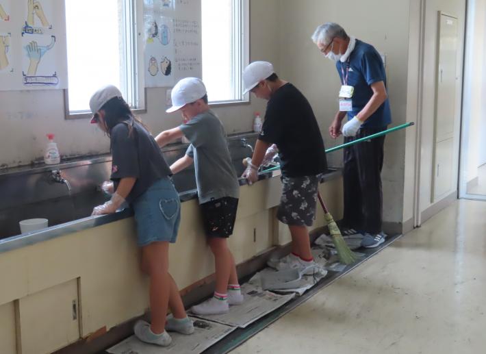 桜が丘小学校の大掃除で流し台を掃除している様子