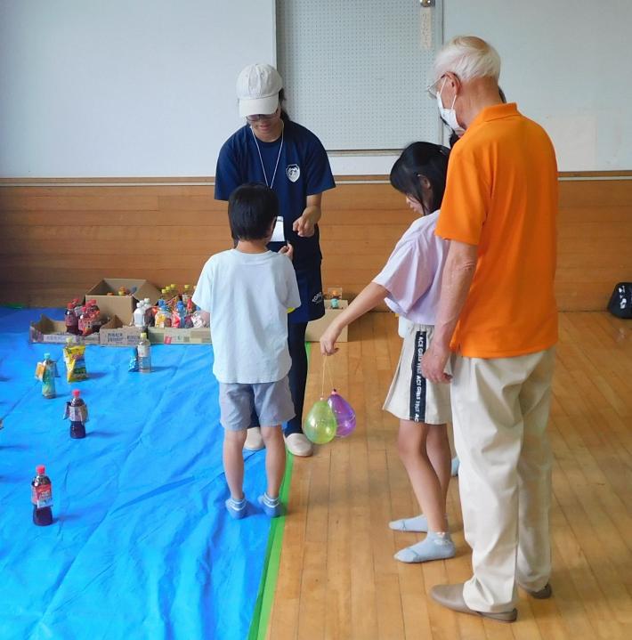 地域子供セミナー「わぁーい夏休みだぁ！」にて取手二中生が輪投げのボランティアをしている様子