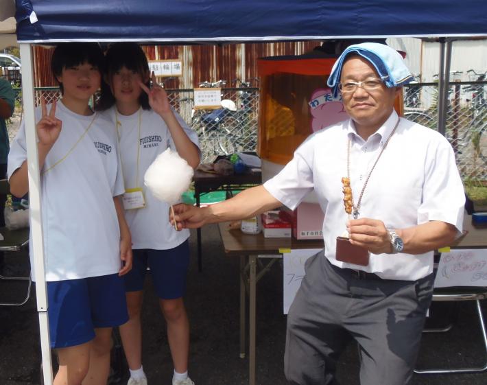高須公民館夏まつりにて、藤代南中の有志ボランティアのかた達も楽しんでいる様子