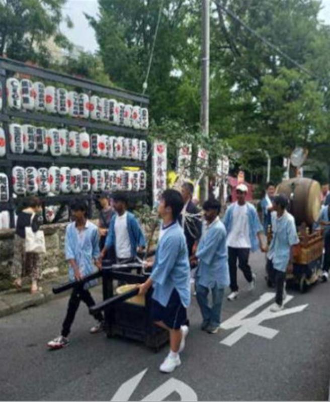 取手祭にて、取手第一中学生徒が御榊（おさかき）引きをしている様子