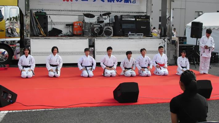 取手祭にて、取手第二中学空手部のあいさつの様子