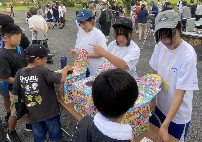 藤代中学校1年生が相馬公民館夏まつりで「こどもお楽しみコーナー」のくじを担当している様子
