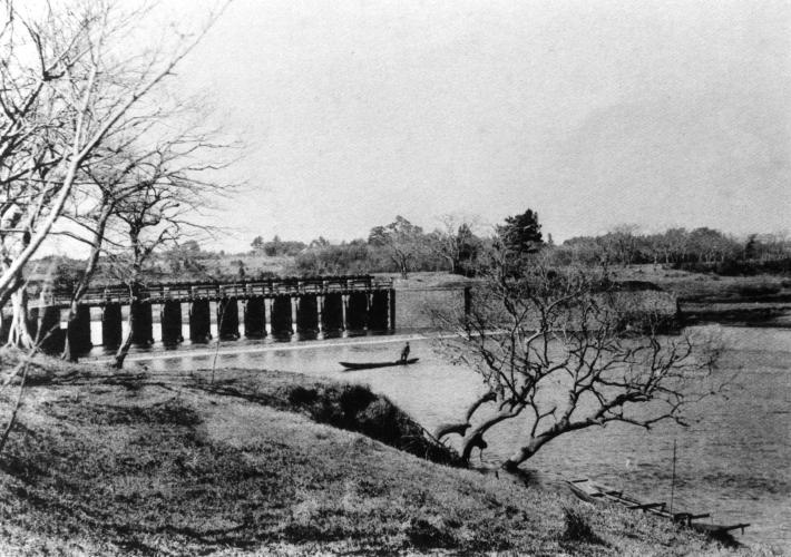 明治期の煉瓦造りの可動堰の写真