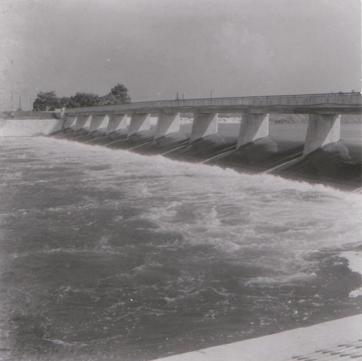 昭和35年に竣工したコンクリート造の岡洗い堰の写真