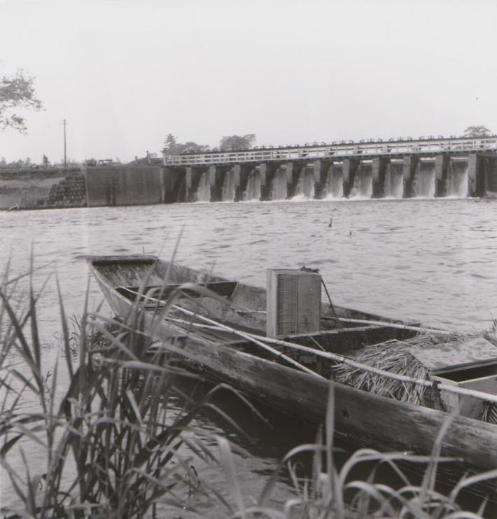 昭和35年に竣工したコンクリート造の岡可動堰の写真