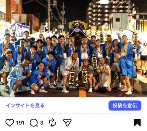 いいね賞1位の写真。祭りの法被を着て八巻をまいた神輿の担ぎ手男性陣大勢の集合写真