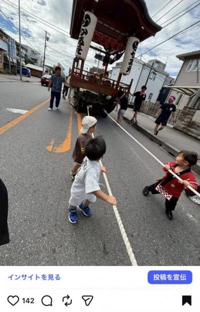 いいね賞3位の写真。お祭りの山車を3人の小さな子どもが引いている様子。