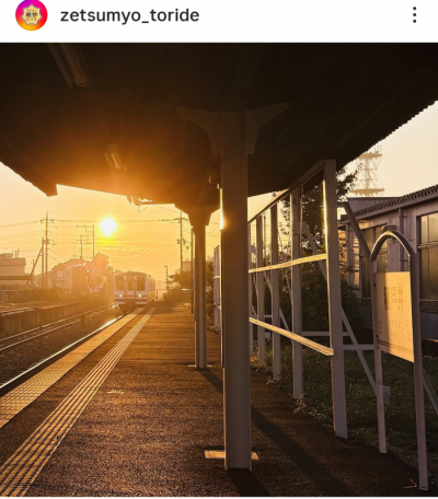 PR大使賞の写真。朝日が差し込む中、常総線がレトロな雰囲気の稲戸井駅ホームに入ってくる瞬間の写真。