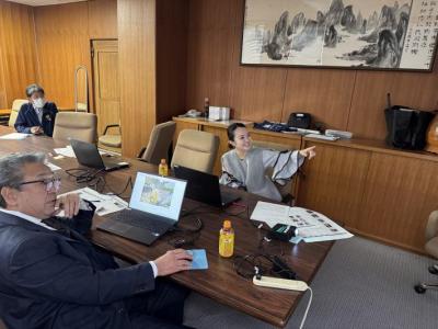 市長とさくらまやさんがスクリーンに映った写真をみながら審査をしている様子