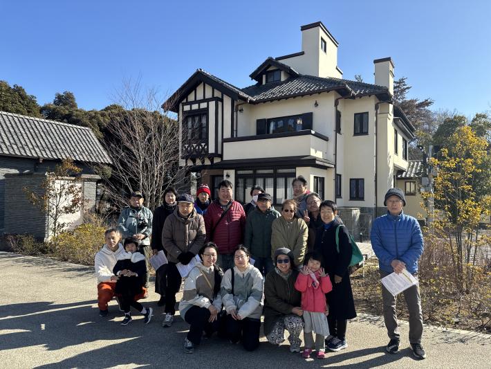 甚吉邸の前で集合写真を撮っている様子
