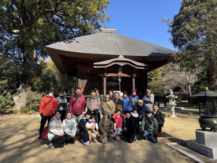 観音堂の前で集合写真を撮っている様子