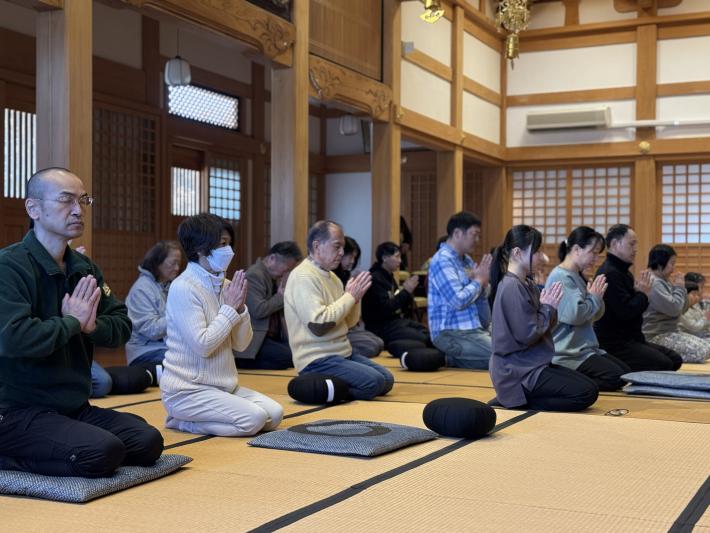 ファンクラブ会員が座禅をしている様子