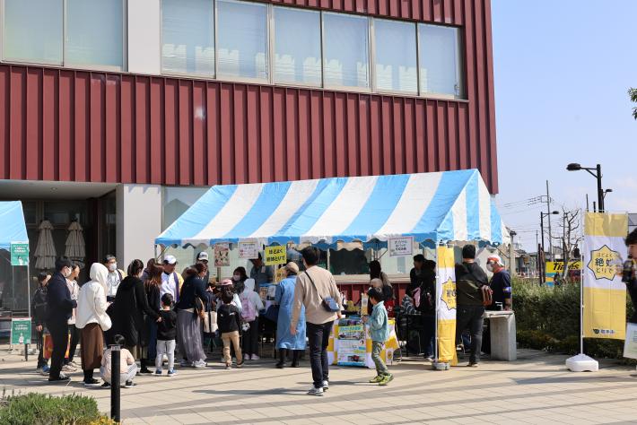 ブースが多くの人でにぎわっている様子