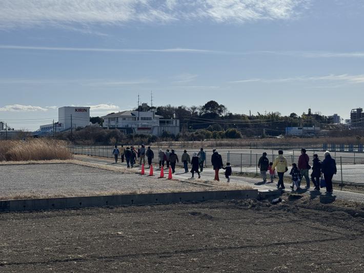 夢とりでからキリンビール工場に向けて徒歩で移動している様子