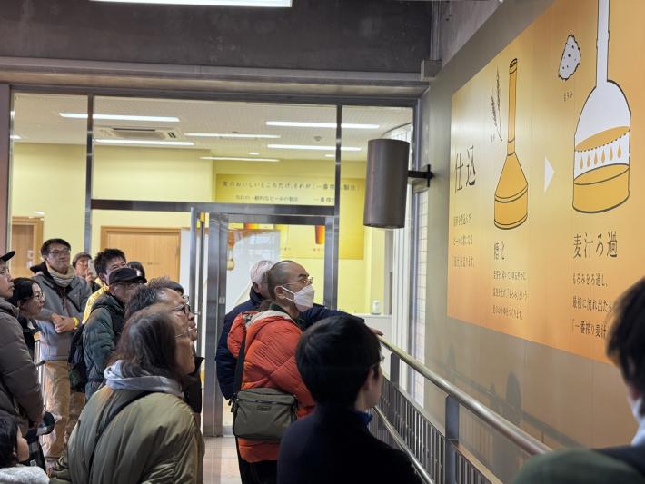 キリンビール工場を見学している様子