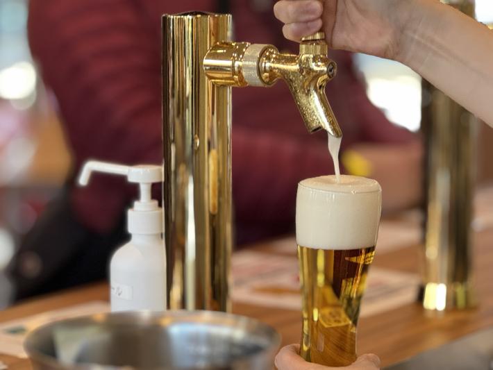 ビールサーバーからグラスに注いでいる様子