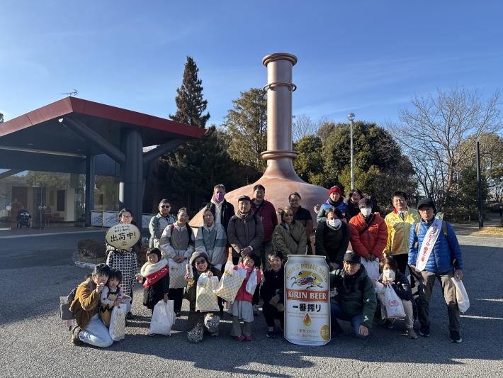キリンビールの銅釜の前で集合写真を撮っている様子