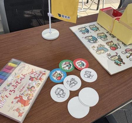 缶バッジ制作時の紙が机の上に置かれている