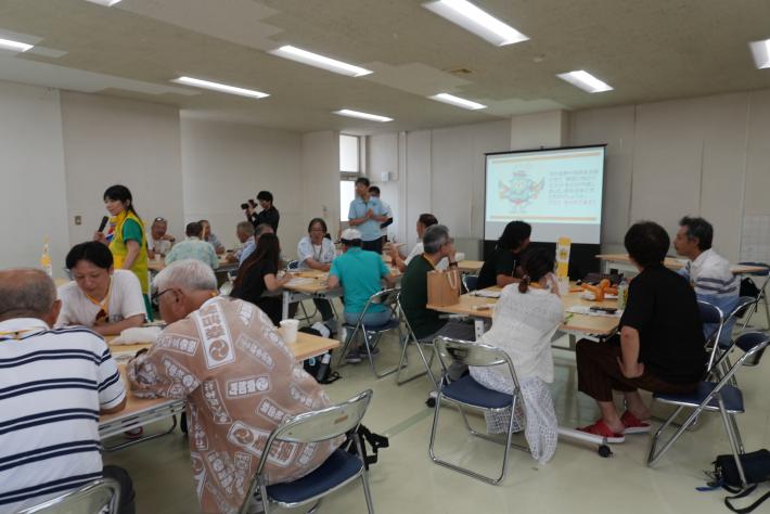 スクリーンに映されたクイズを解いている様子