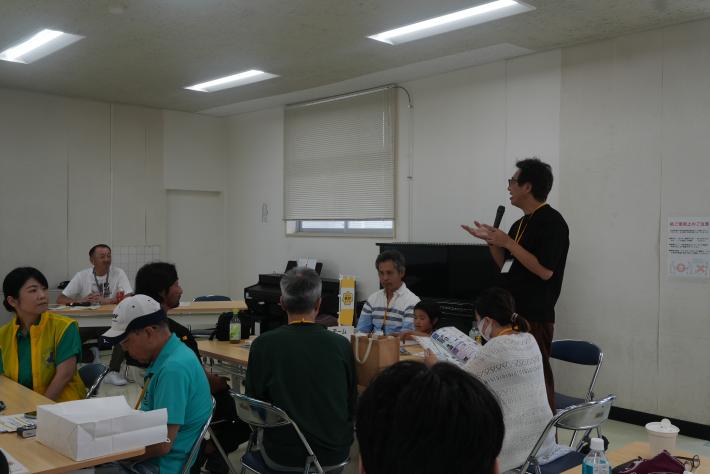 男性が発表している様子
