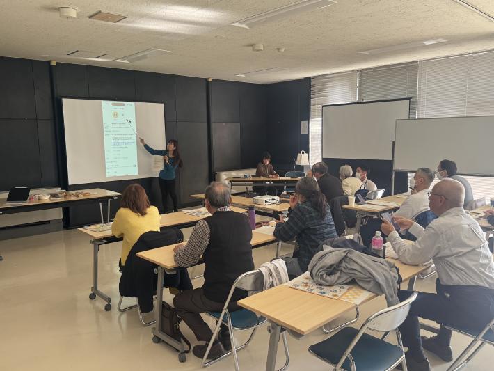 講師がインスタの仕組みについて説明している様子