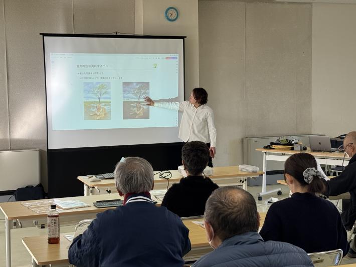 講師が写真の加工の仕方について説明している様子