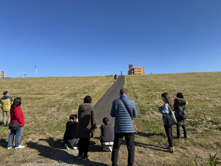 緑地運動公園で撮影の仕方を学んでいる様子