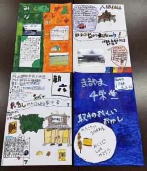 ポスター4枚が並んでいる写真で左上（駅前案内）右上（歴史的建物）左下（漬物屋）右下（和菓子屋）