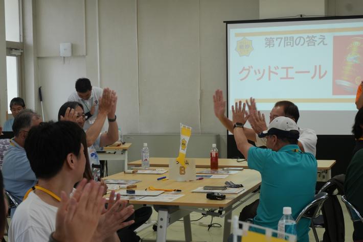 クイズ優勝チームがハイタッチしている様子