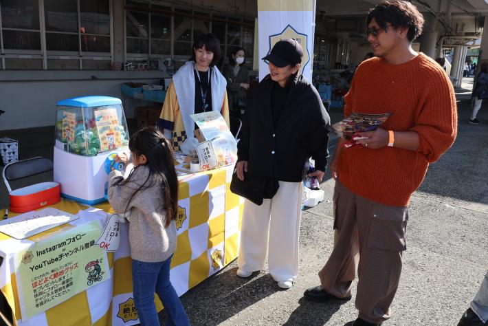 親子がガチャを回している様子