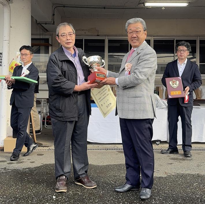 市長から表彰される様子