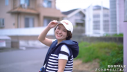 さくらまやさんのPR動画出演シーン。笑顔で振り返っているようす。