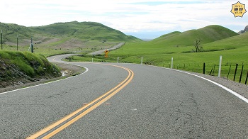 山の中に伸びている車道の写真