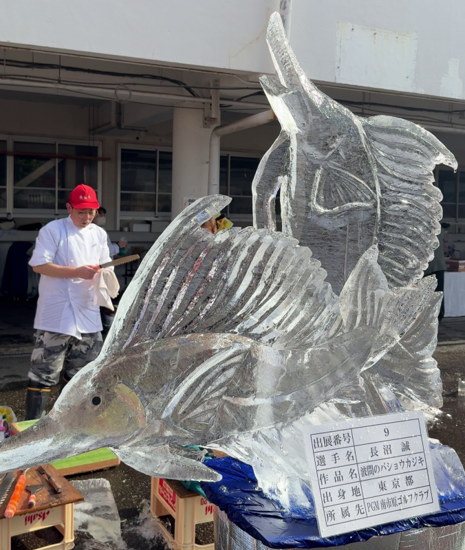 氷彫刻大会で優勝したカジキの作品