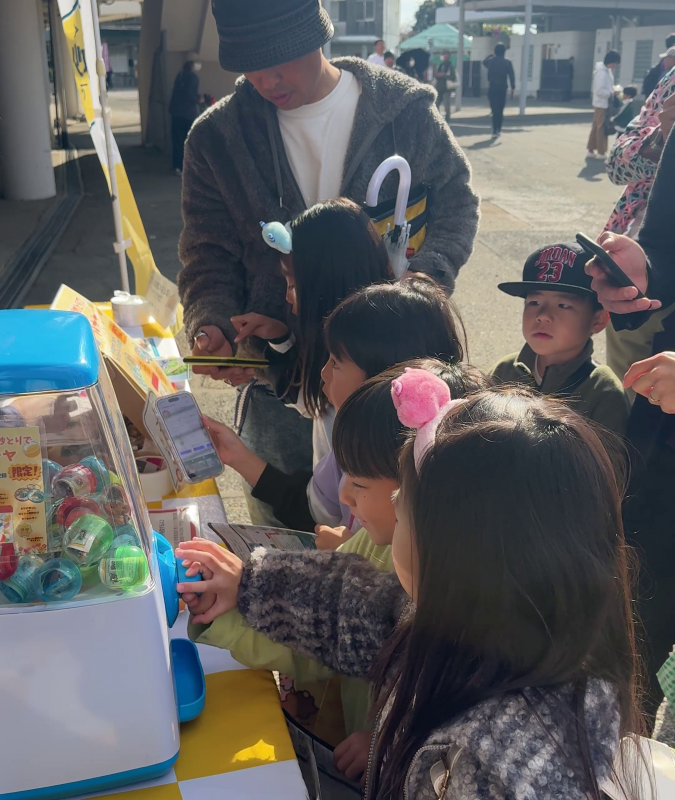 子どもたちがガチャを楽しんでいる様子